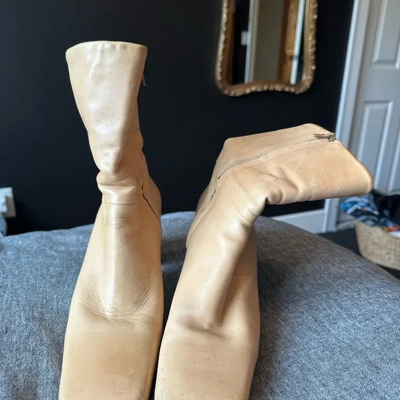 Vintage 🌙 Etienne Aigner Tan Heeled Boots with Classic Silhouette - Picture 3 of 10